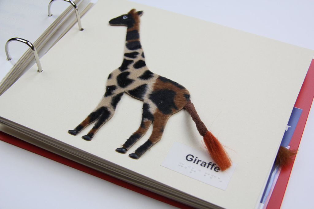 einzelne Buchseite, Motiv Giraffe